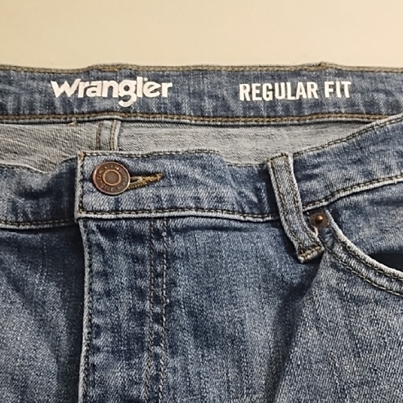 Wrangler Regular Fit Jeans with Classic Wash - Picture 5 of 9